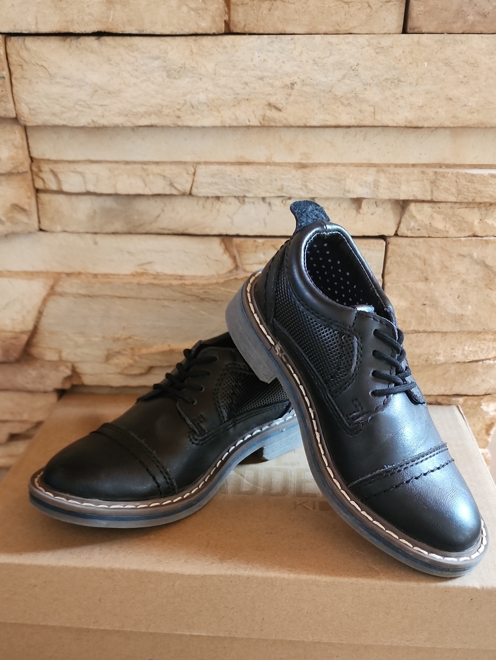 Boys Steve Madden Black Leather Lace-Up Oxford with Contrast Stitching